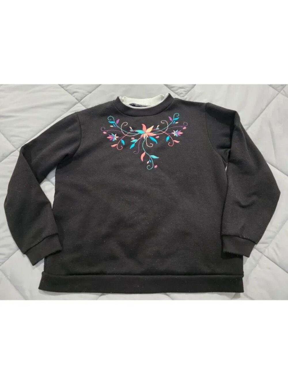 Vintage Women’s sz Medium Black Floral Embroidered Crewneck Sweatshirt Pullover